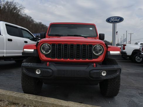 Used 2025 Jeep Wrangler Unlimited Rubicon image 2
