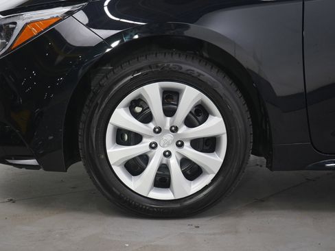 Used 2025 Toyota Corolla LE image 27