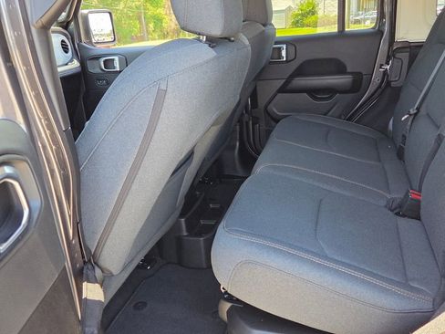 Used 2025 Jeep Wrangler Unlimited Sahara AWD/4WD image 5