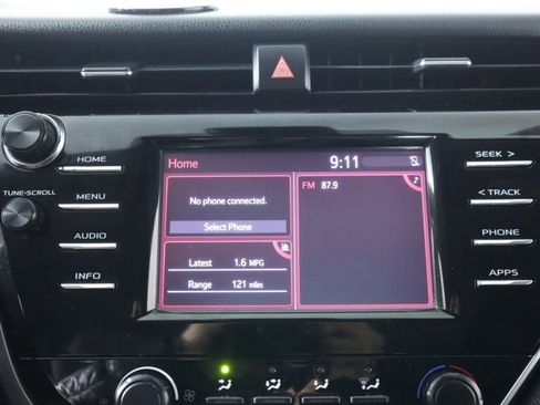 Used 2018 Toyota Camry LE image 22