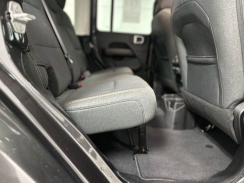 Used 2025 Jeep Wrangler Sahara image 22