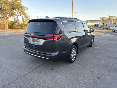 Used 2021 Chrysler Pacifica Touring image 6