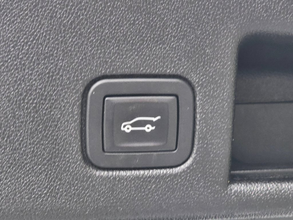 Used 2018 Chevrolet Equinox LT FWD image 18