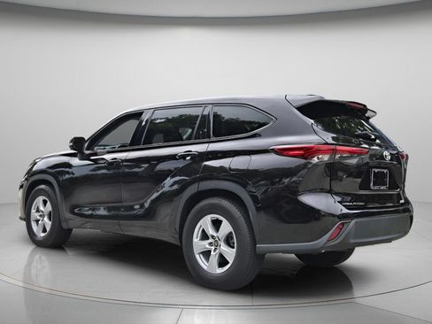 Used 2022 Toyota Highlander L FWD image 8
