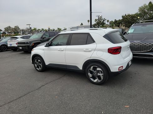 Used 2024 Hyundai Venue SEL FWD image 3