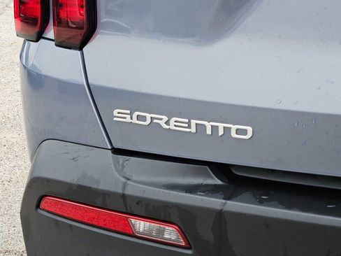 Used 2023 Kia Sorento LX image 12