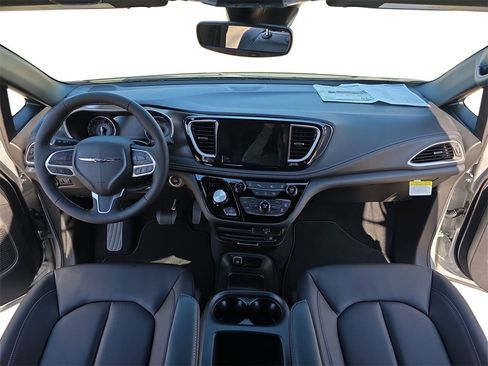 New 2026 Chrysler Pacifica Select image 9