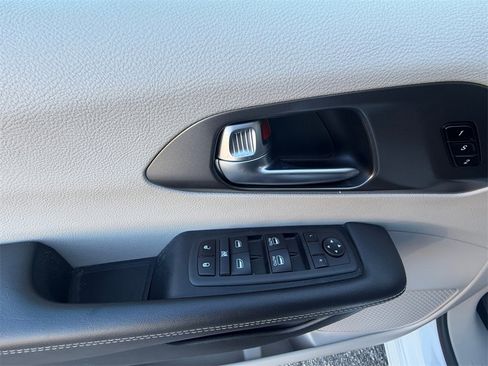 Used 2024 Chrysler Pacifica Touring-L image 11