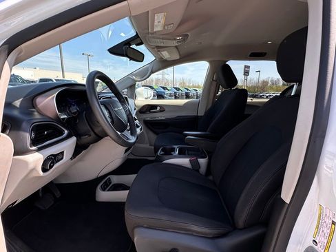 Used 2018 Chrysler Pacifica Touring Plus FWD image 18