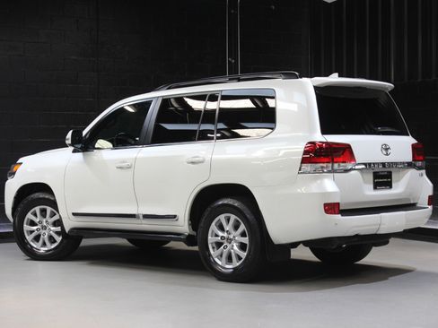 Used 2019 Toyota Land Cruiser w/ Four Season Floor Mat Package image 9