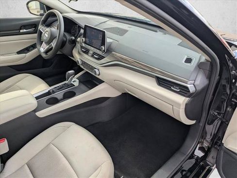 Used 2025 Nissan Altima 2.5 SV FWD image 19