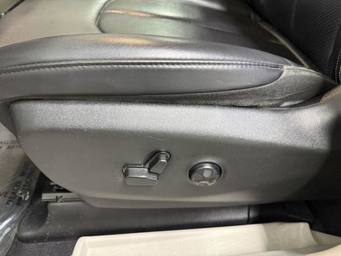 Used 2023 Chrysler Pacifica Touring-L FWD image 12