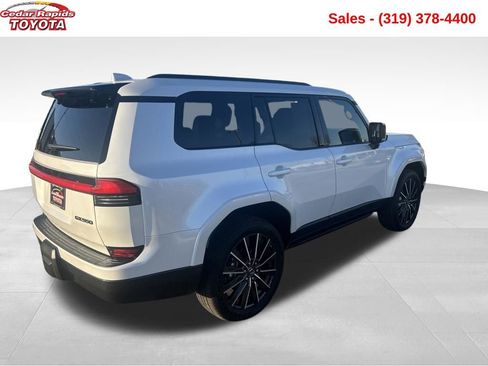 Used 2025 Lexus GX 550 w/ Cold Area Package image 5