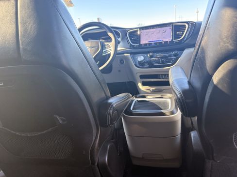 Used 2024 Chrysler Pacifica Touring-L image 9
