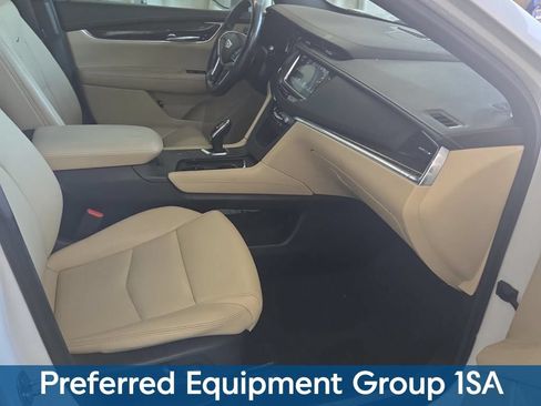Used 2019 Cadillac XT5 FWD image 2