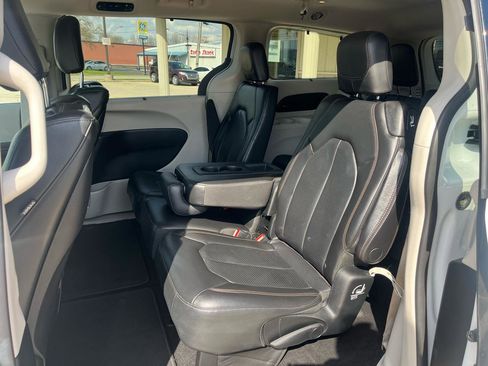 Used 2018 Chrysler Pacifica Touring-L Plus FWD image 7