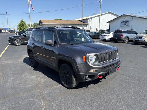 Used 2018 Jeep Renegade Trailhawk AWD/4WD image 2