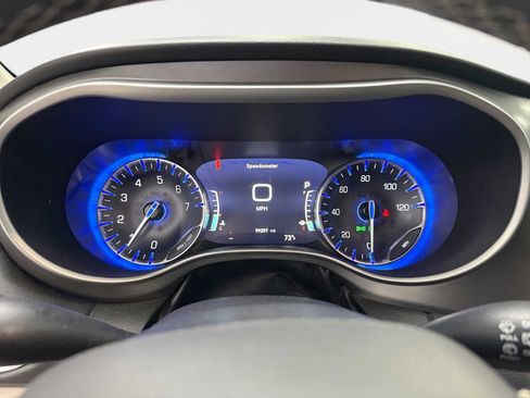 Used 2022 Chrysler Pacifica Touring-L FWD image 10