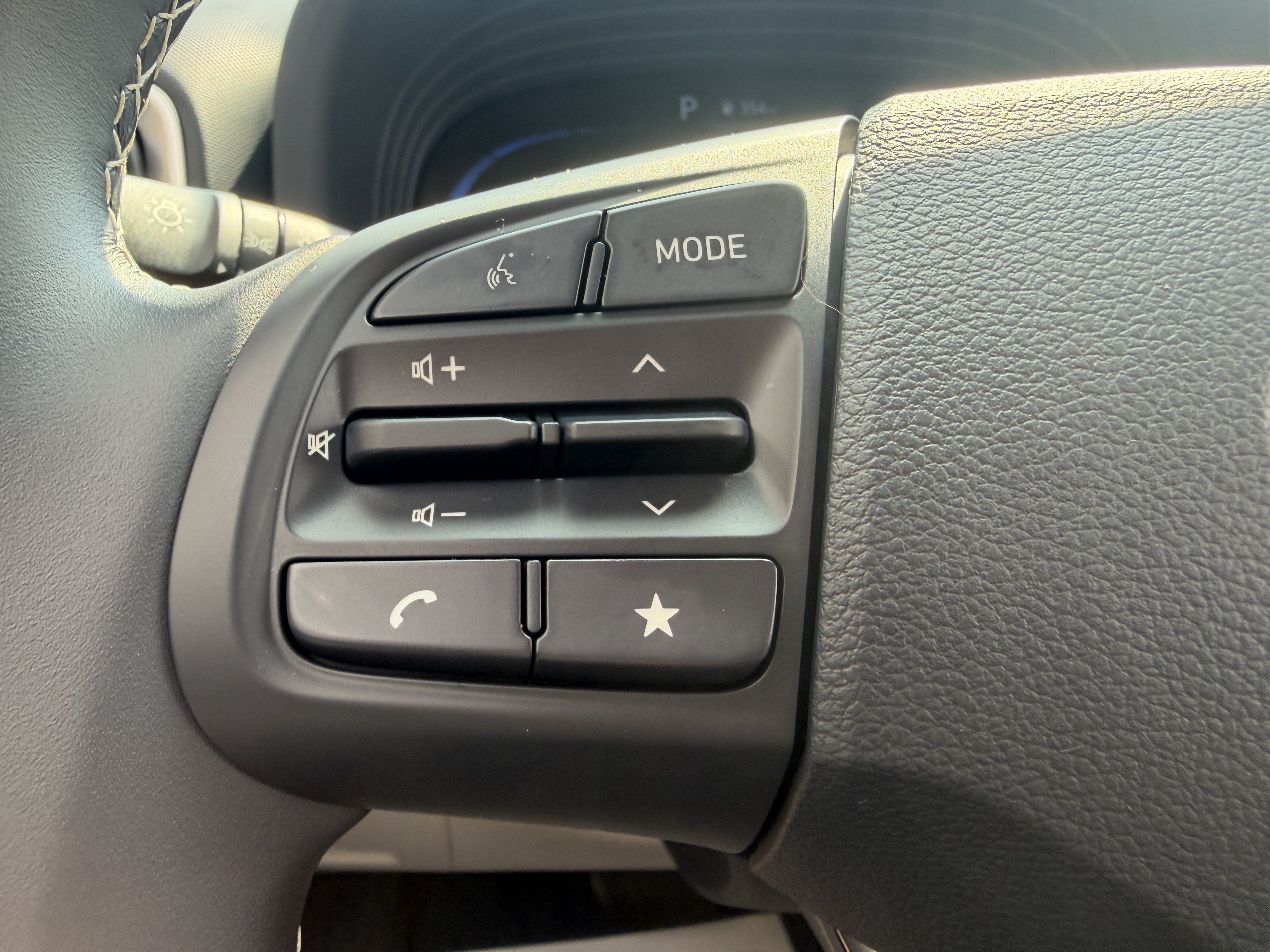 Certified 2025 Hyundai Venue Limited FWD image 33
