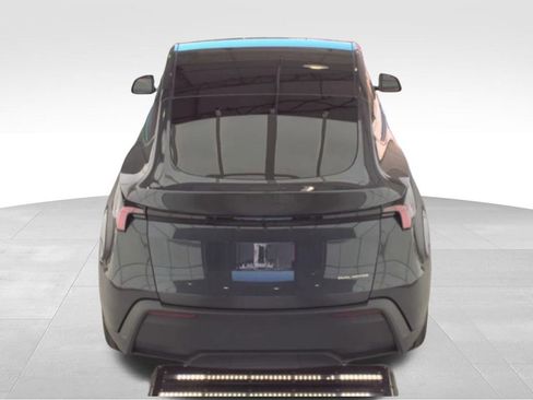 Used 2026 Tesla Model Y AWD image 4