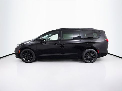 Used 2025 Chrysler Pacifica Limited image 4