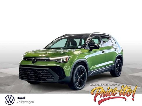 Used 2025 Volkswagen Taos SE AWD/4WD image 1