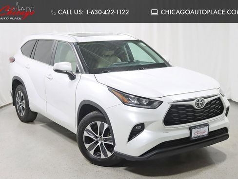 Used 2024 Toyota Highlander XLE AWD/4WD image 1