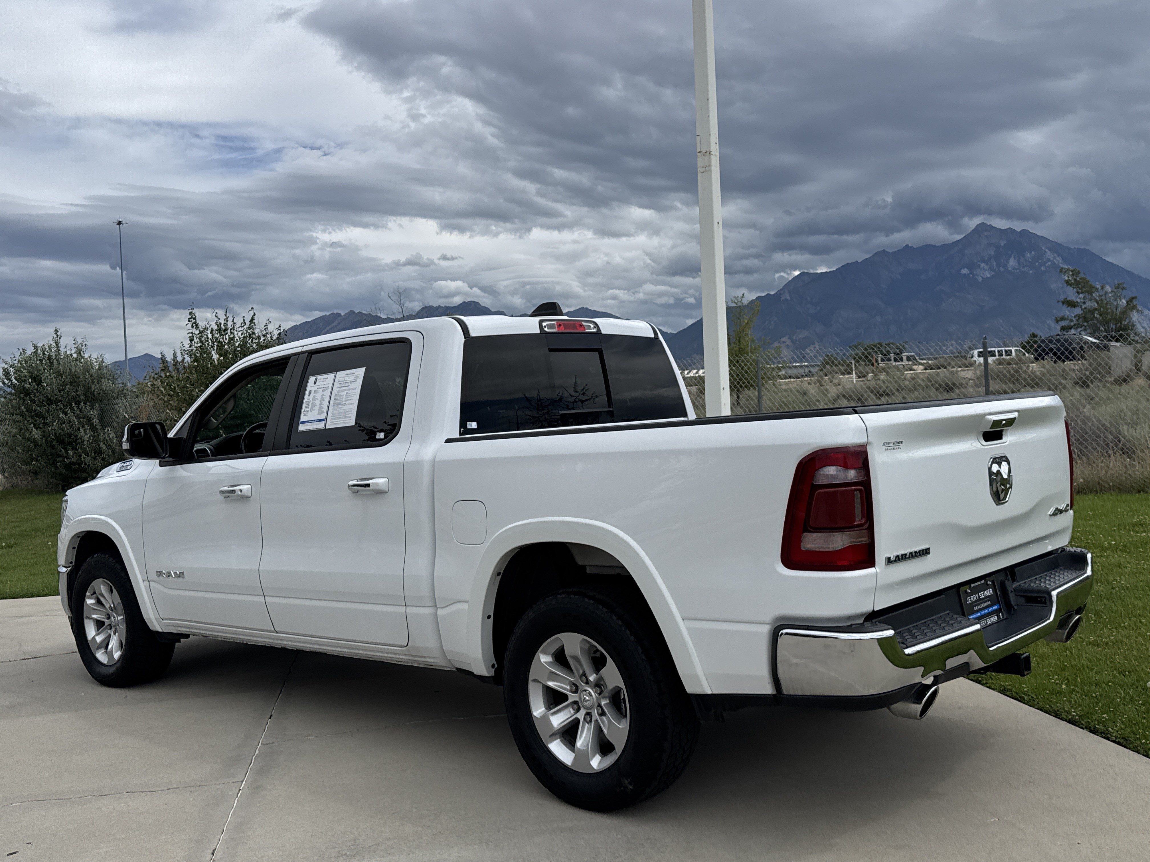 Used 2022 RAM 1500 Laramie AWD/4WD image 3