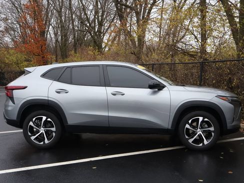 Used 2024 Chevrolet Trax RS image 11