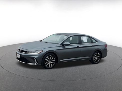 Used 2025 Volkswagen Jetta SE image 8