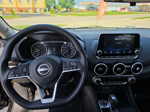 Used 2024 Nissan Sentra SV FWD image 9