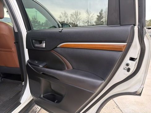 Used 2017 Toyota Highlander Limited Platinum image 11
