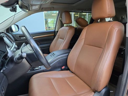 Used 2018 Toyota Highlander Limited FWD image 15
