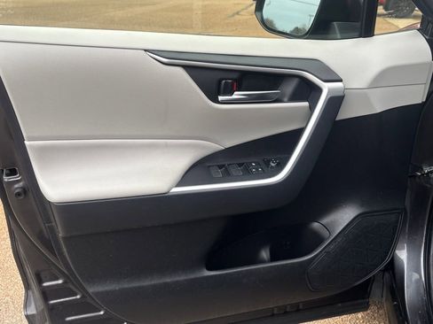 Used 2025 Toyota RAV4 XLE w/ Convenience Package image 5