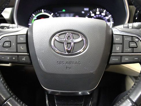 Used 2020 Toyota Highlander XLE AWD/4WD image 12