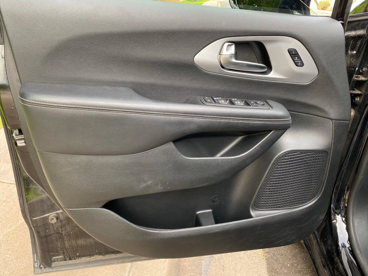 Used 2025 Chrysler Pacifica Limited FWD image 22