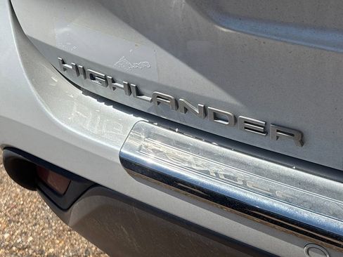 Used 2025 Toyota Highlander Platinum image 34