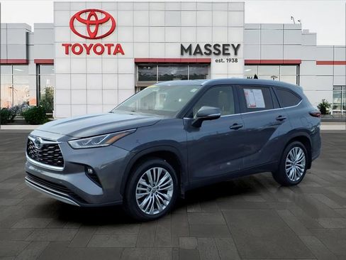 Used 2024 Toyota Highlander Platinum image 7