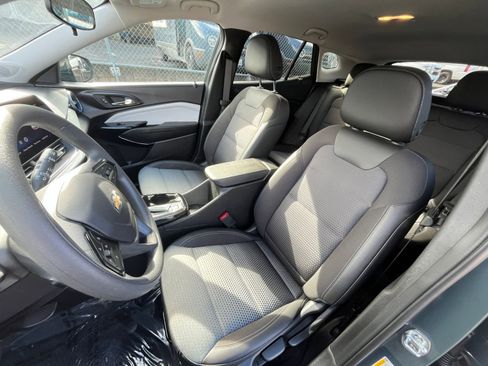 Used 2025 Chevrolet Trax LT image 34