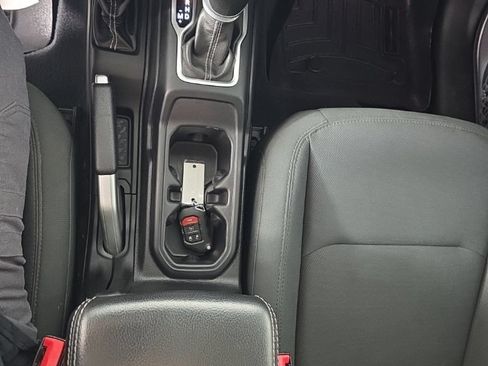 Used 2018 Jeep Wrangler Unlimited Sahara w/ Dual Top Group AWD/4WD image 19