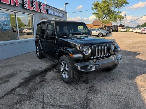 Used 2018 Jeep Wrangler Unlimited Sahara w/ LED Lighting Group AWD/4WD image 4
