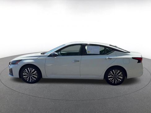 Used 2025 Nissan Altima 2.5 SV FWD image 9