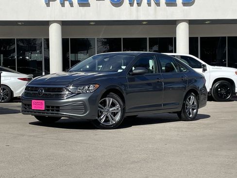 Used 2024 Volkswagen Jetta SE image 2