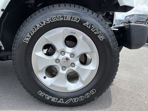 Used 2015 Jeep Wrangler Unlimited Sahara w/ Connectivity Group AWD/4WD image 9