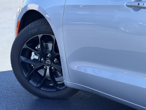 New 2026 Chrysler Pacifica Select image 9