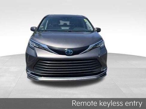 Used 2022 Toyota Sienna XLE w/ XLE Plus Package FWD image 2
