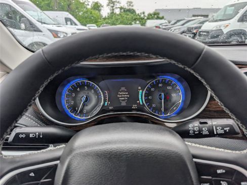 Used 2023 Chrysler Pacifica Limited w/ Uconnect Theater Family Group AWD/4WD image 33