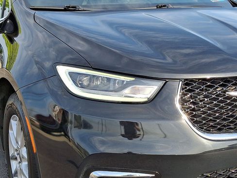 Used 2025 Chrysler Pacifica Select FWD image 9
