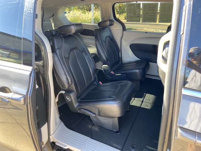 Used 2023 Chrysler Pacifica Touring-L FWD image 14