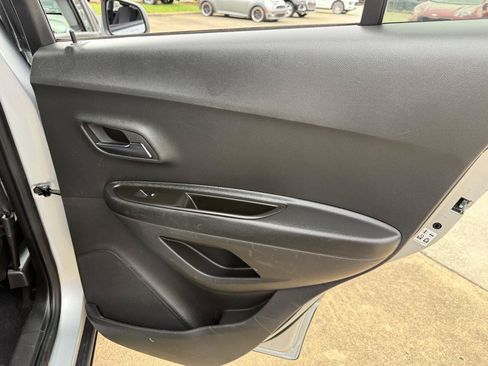 Used 2022 Chevrolet Trax LS w/ Tint and Cruise Package FWD image 9